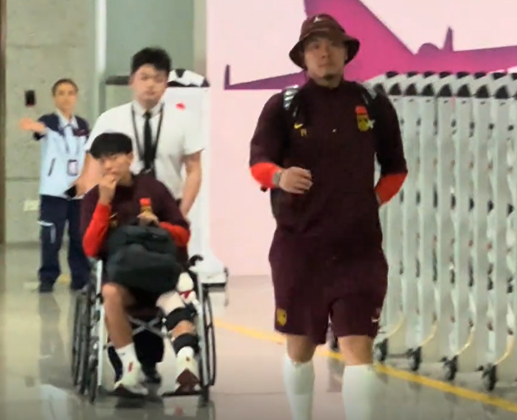 仍有不少球迷接机！国足抵达重庆，胡荷韬坐轮椅，王大雷招手示意