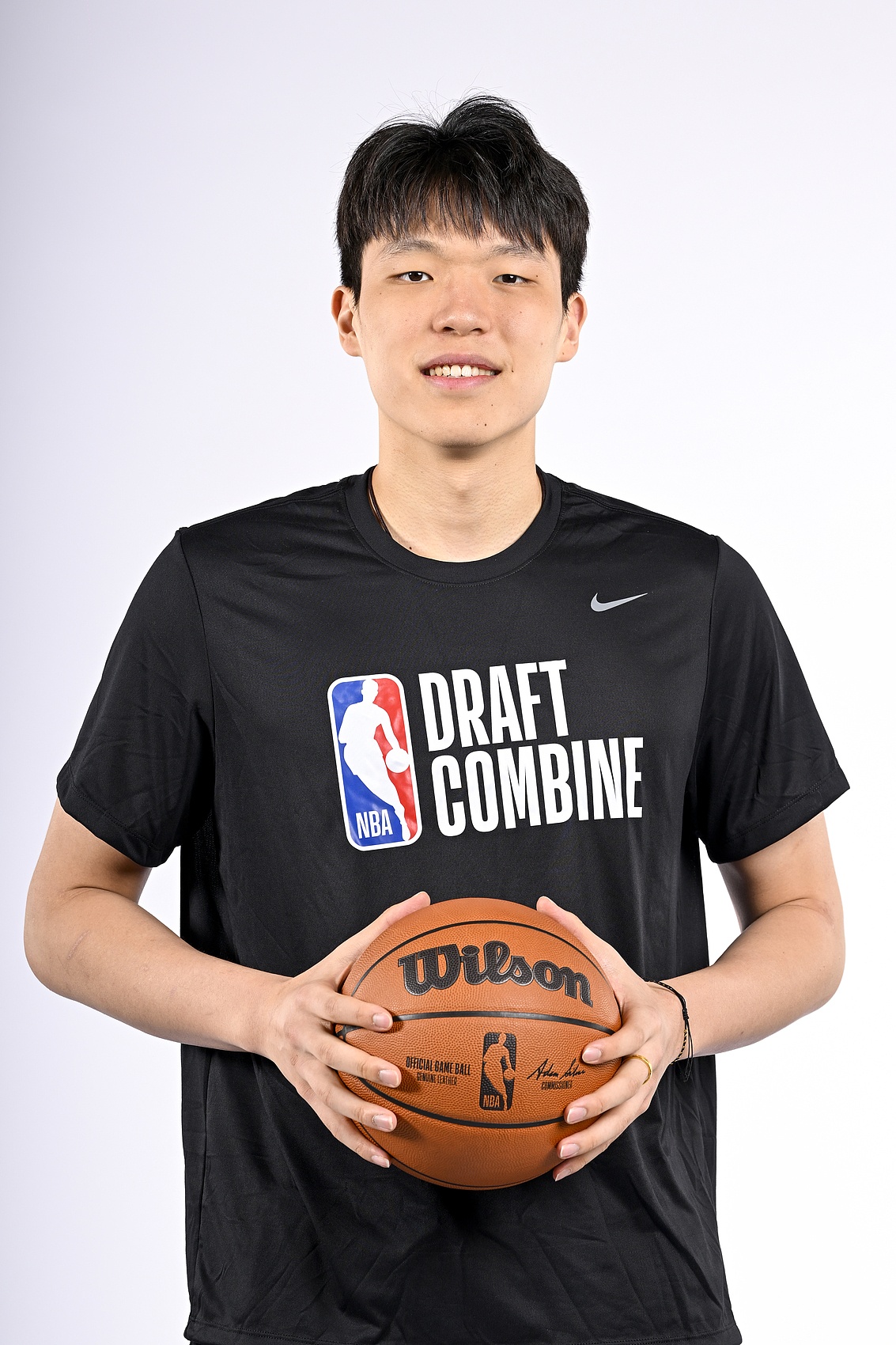 加练！媒体人：杨瀚森练完力量后 在游泳池里直线走了20个来回