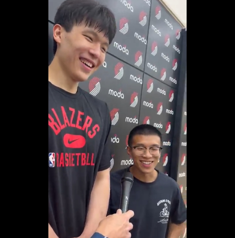 👍杨瀚森首次训练后采访 翻译Chris再次收获开拓者记者好评