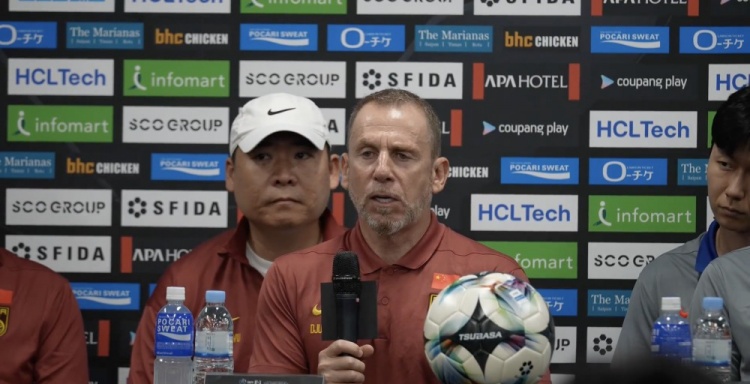 东亚杯赛前新闻发布会，国家队代理主教练久尔杰维奇率张玉宁参加
