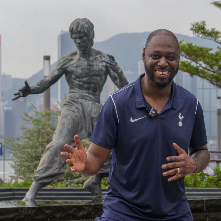 热刺名宿莱德利-金在中国香港模仿李小龙，俱乐部社媒晒出照片