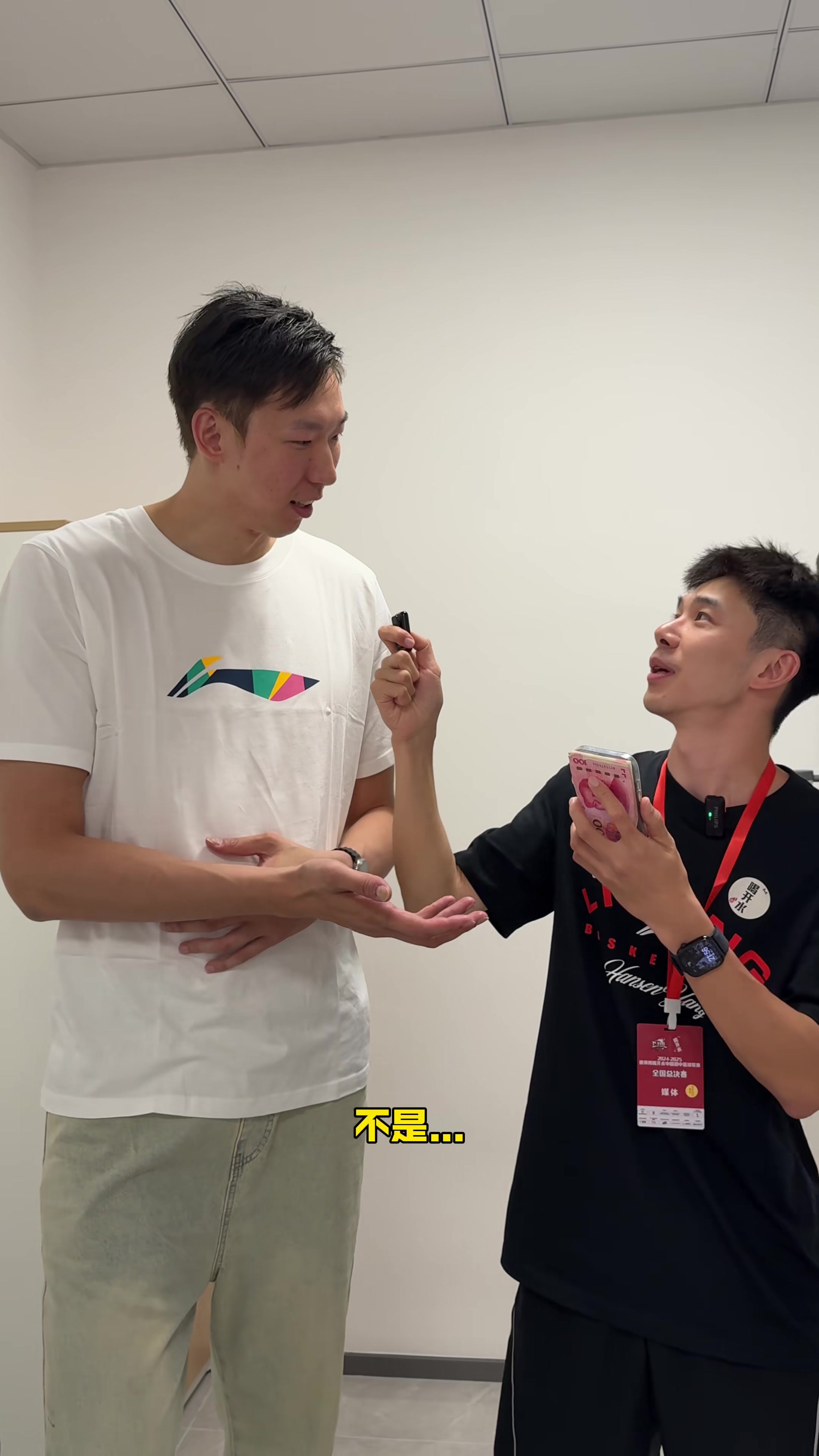李观洋社媒晒与小卡同场竞技视频：很难描述他张开手防守时多夸张
