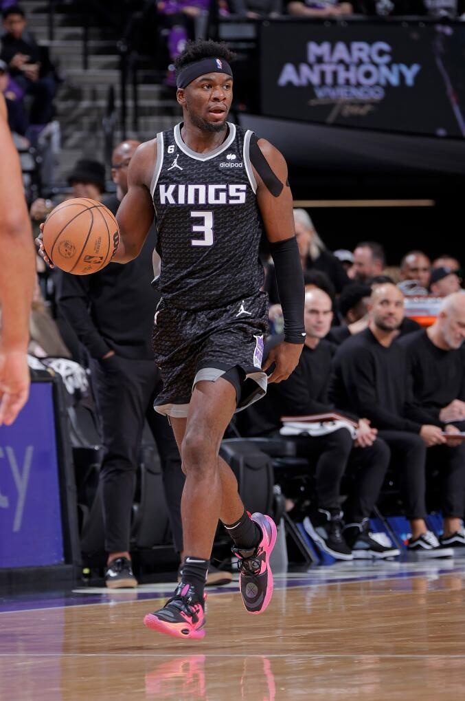 媒体人：有两家北区CBA球队有意前NBA球员特伦斯-戴维斯