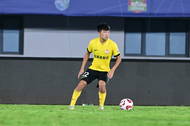 杨希在8月的中超联赛中场均3.3次成功抢断，全中超最多