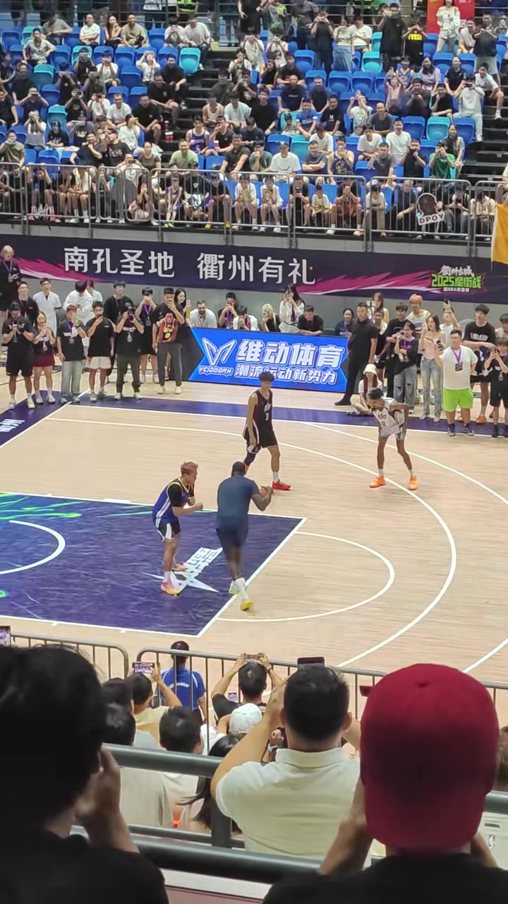 效果拉满🤣追梦将穿着普尔球衣的程鑫凯掀翻在地&拉拽锁喉五米