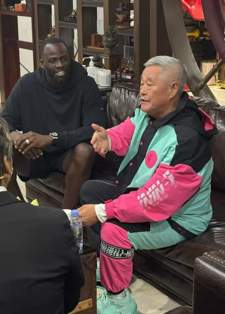 这联动！追梦前往《刘老根大舞台》和赵本山合照
