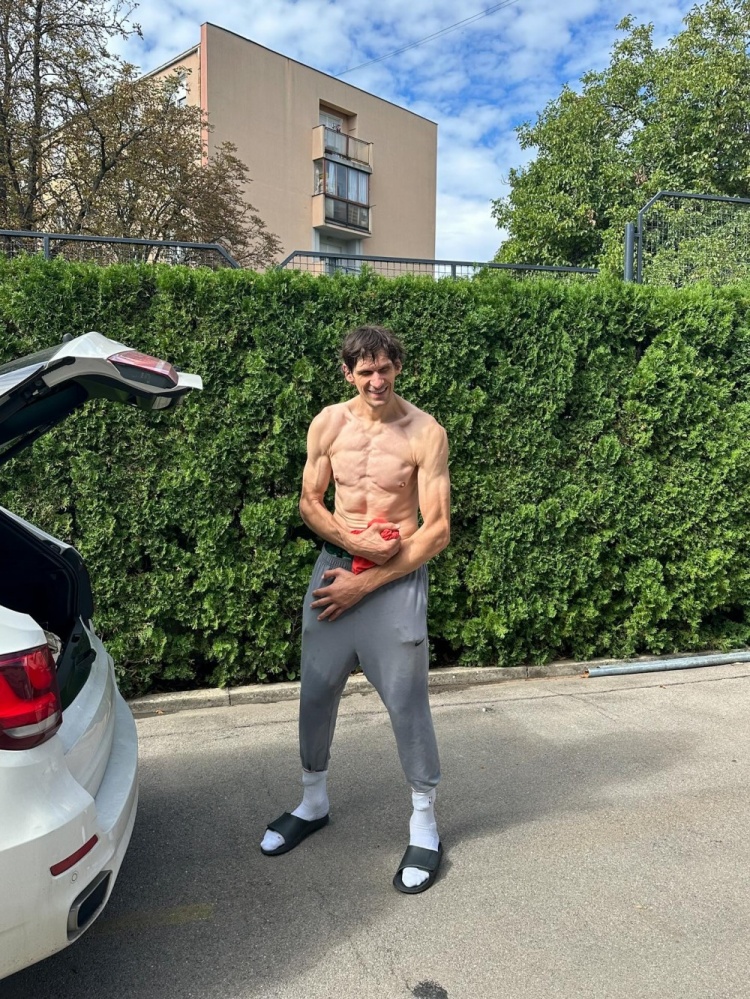 博班晒魔鬼筋肉照并打趣：请叫我李小龙💪😂