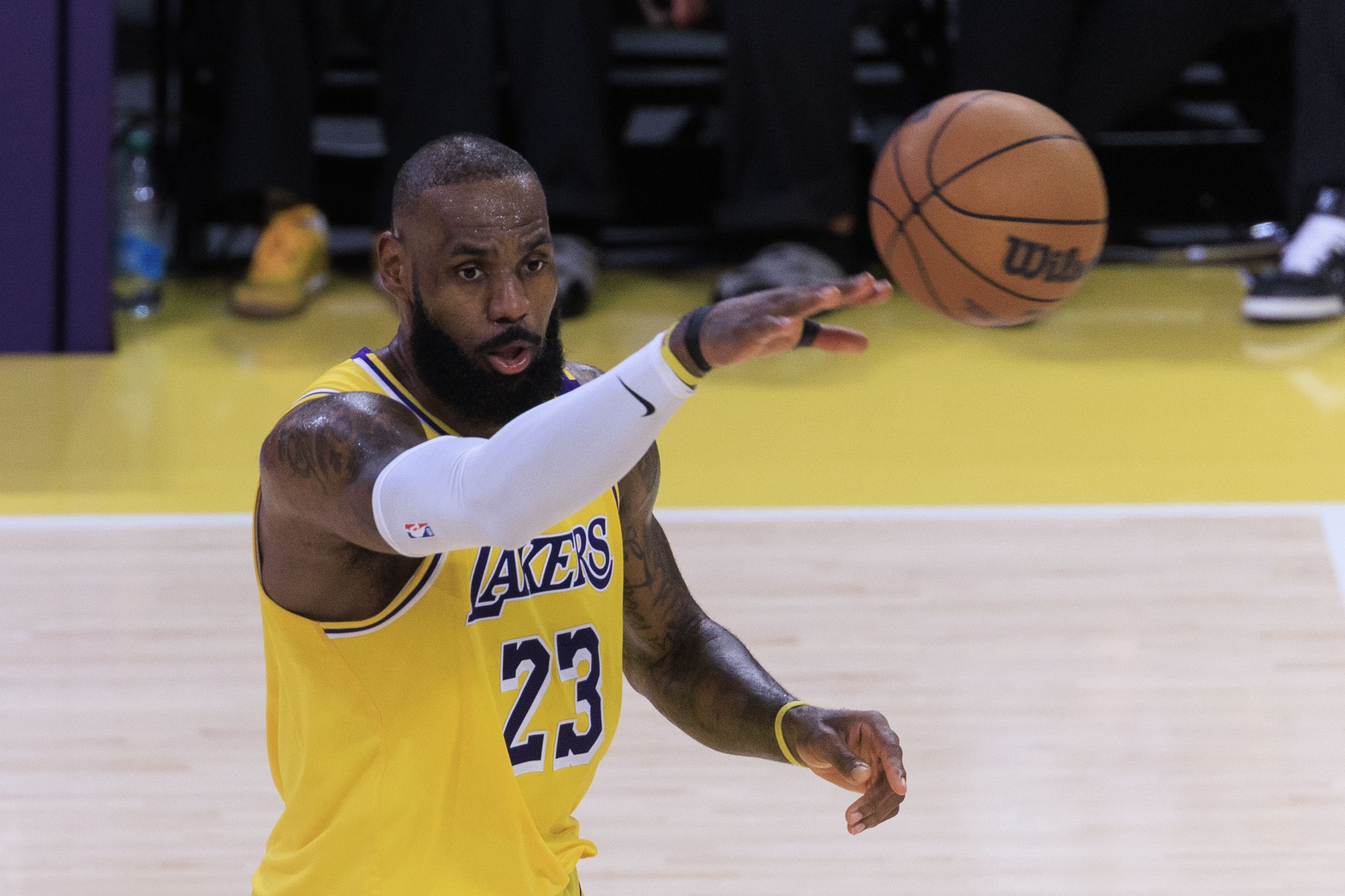 ESPN预测詹姆斯26-27赛季在哪支队：湖人7票 退役5票 重返骑士4票