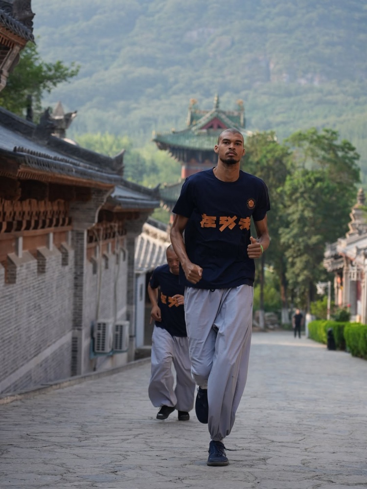支线任务结束！马刺晒组图回顾文班夏天之旅：封面为少林寺之行