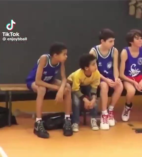🤣很喜欢生气砸球啊！小时候的文班亚马是怎么打球的？