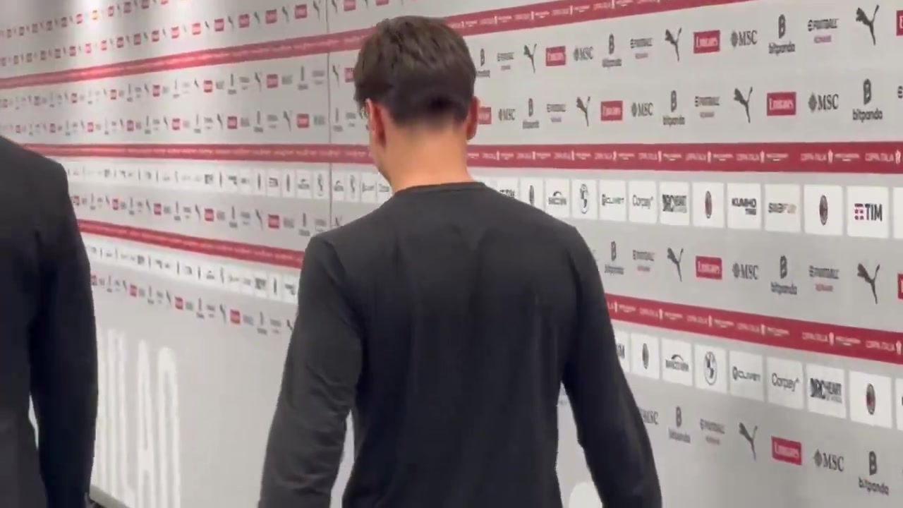 米兰伤员亚沙里在圣西罗露面，回应记者提问：挺好的，好多了