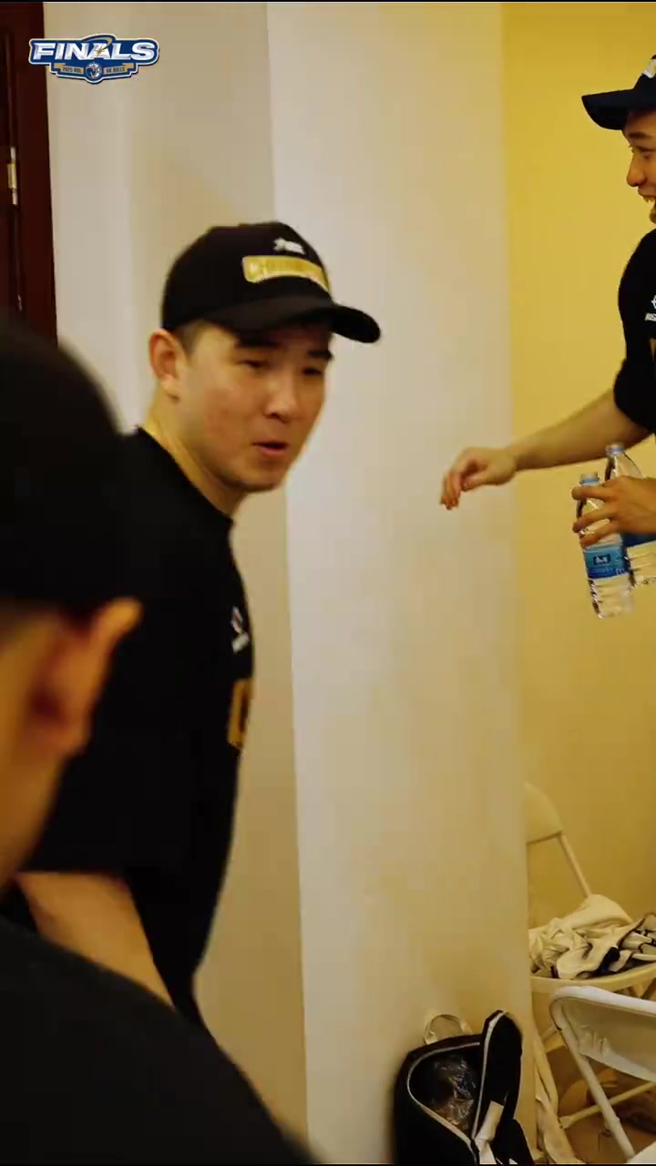 成功拿下总冠军后，大家在更衣室用一场特别的狂欢庆祝荣耀时刻！