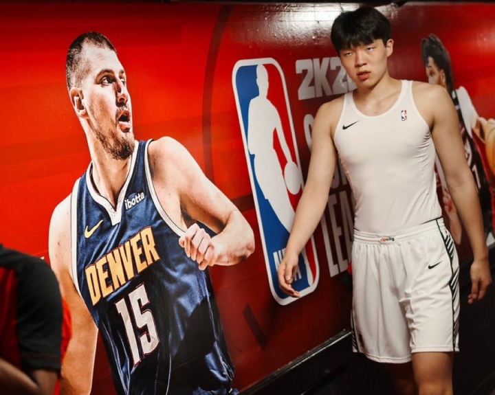 杨瀚森长文透露 已经拿到了约基奇亲笔签名的球衣