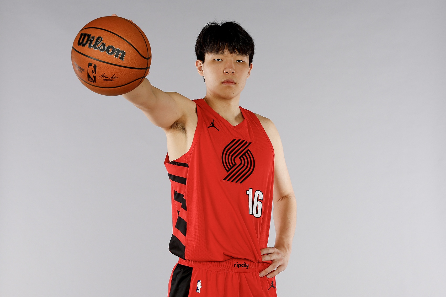 拓记：球队不会为了培养新人而保护杨瀚森 他需要自己争取