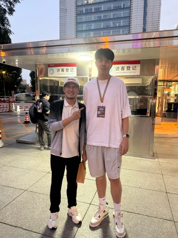 杨毅晒和大郅儿子合照：和他爸声音一模一样 不同点是小伙有微信