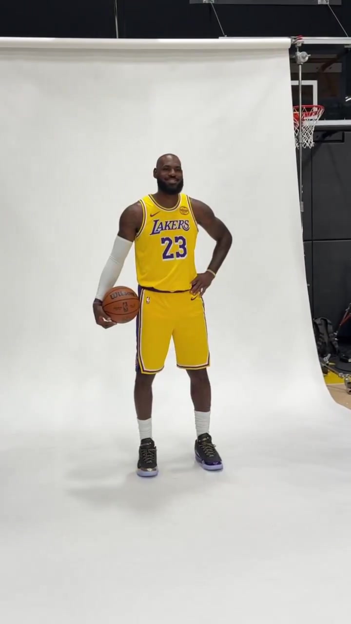 NBA官推晒詹姆斯拍摄定妆照：LBJ参加史无前例的第23个媒体日！